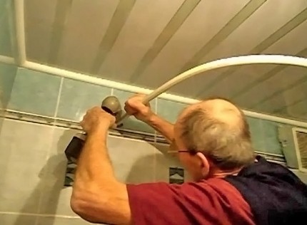 Inštalácia rímsu v kúpeľni
